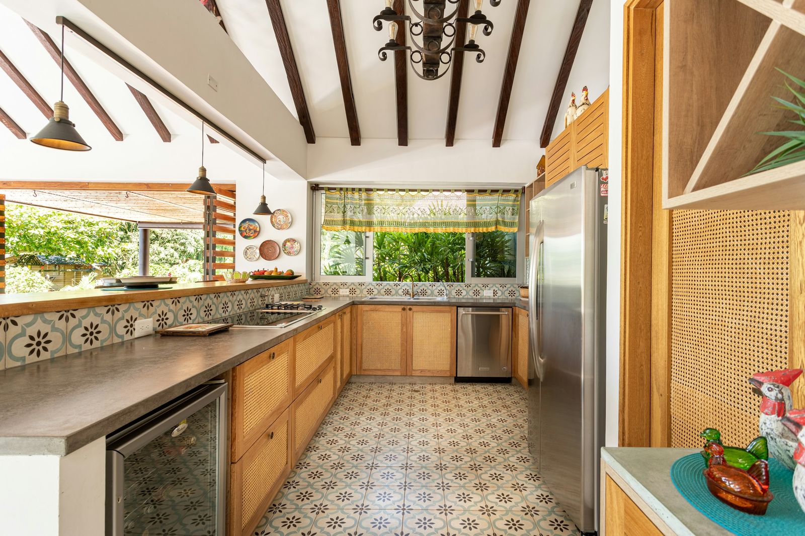 Cocina de una casa, con fregadero y muebles de madera
