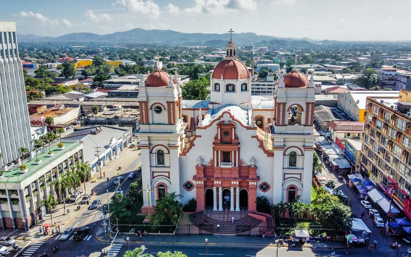 San Pedro Sula desde el aire: la catedral y el centro de la ciudad