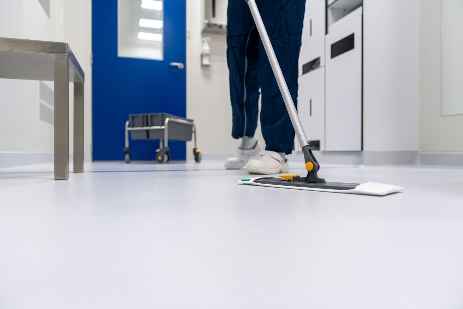Un trapeador de microfibra sobre un piso limpio