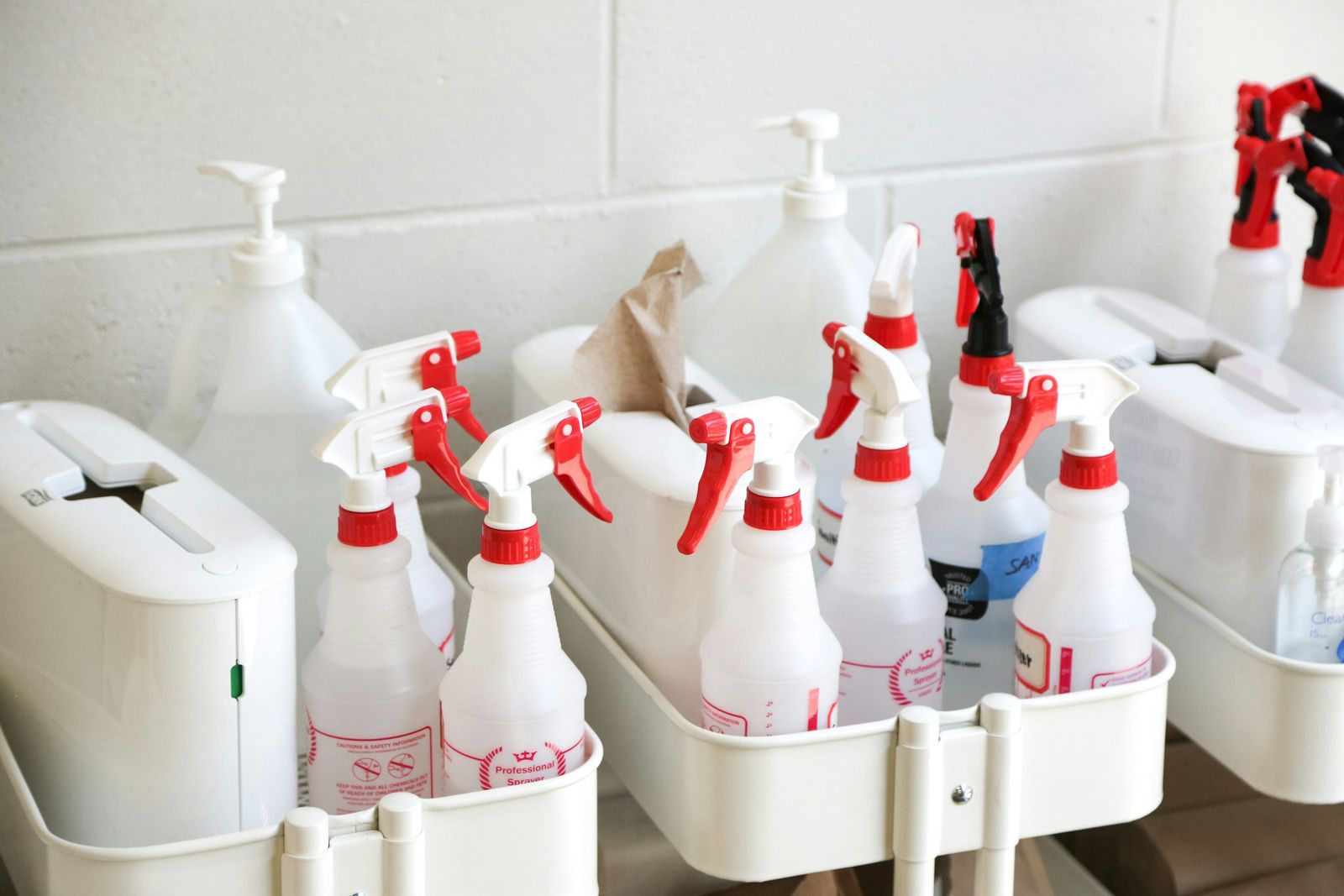 Envases de productos de limpieza con atomizador
